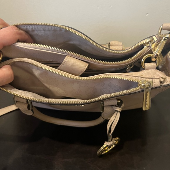 Michael Kors Nude Saffiano leather bag medium size. - Picture 2 of 3